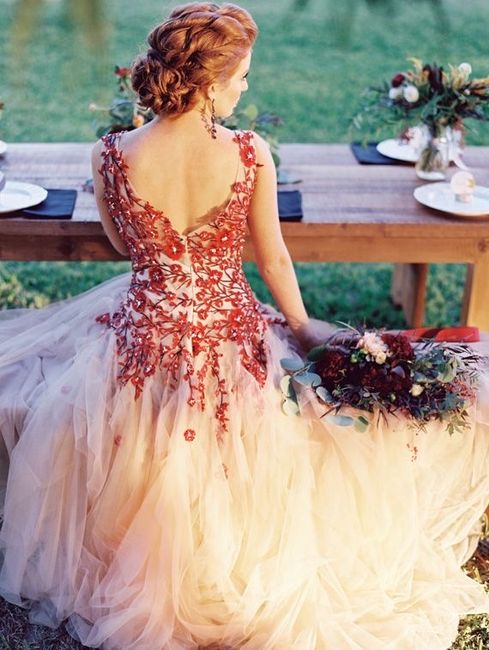 Vestidos de novia con detalles en color rojo ❤️ 24