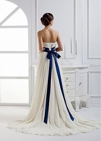 Vestidos de novia con detalles en color azul 💙 1