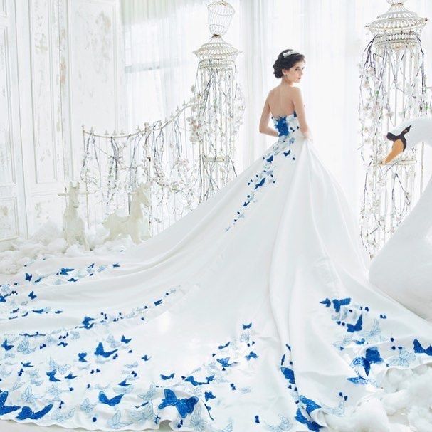 Vestidos de novia con detalles en color azul 💙 14