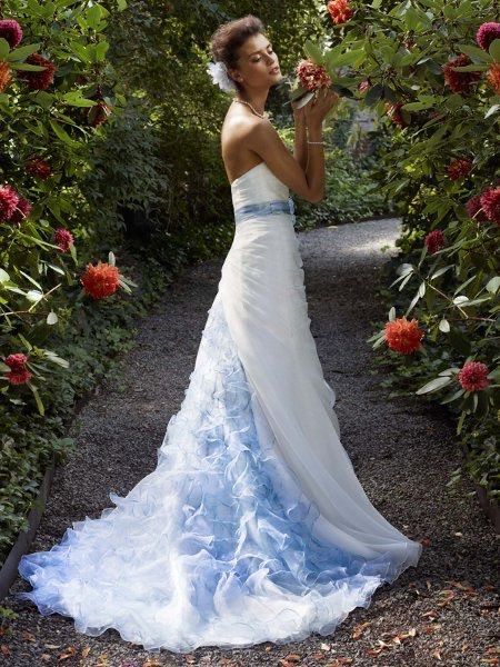 Vestidos de novia con detalles en color azul 💙 17
