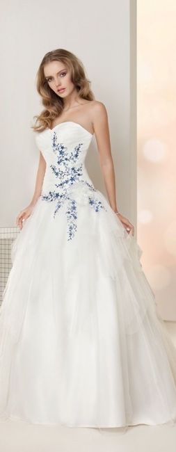 Vestidos de novia con detalles en color azul 💙 27