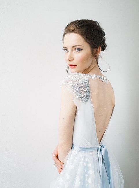 Vestidos de novia con detalles en color azul 💙 31