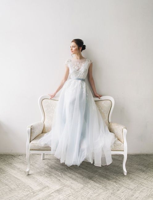 Vestidos de novia con detalles en color azul 💙 32