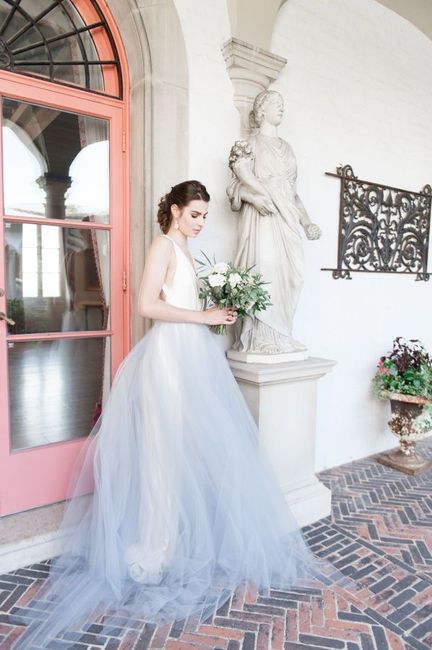 Vestidos de novia con detalles en color azul 💙 33