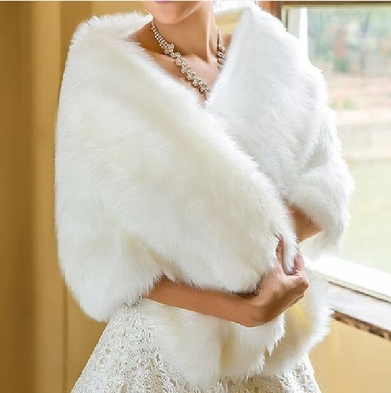 Que recomiendan usar arriba del vestido ya que mi boda será en enero por lo cual siempre hace frio ? 7