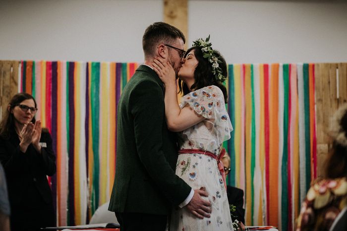 Alice + Ben: Una boda colorida en un mini golf de dinosaurios 3