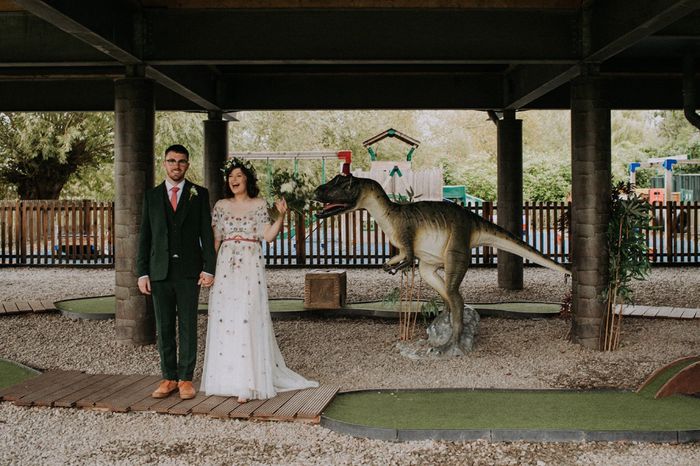 Alice + Ben: Una boda colorida en un mini golf de dinosaurios 5