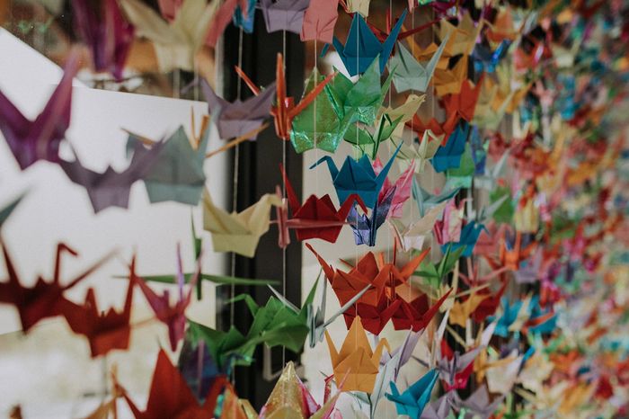 Alice + Ben: Una boda colorida en un mini golf de dinosaurios 7