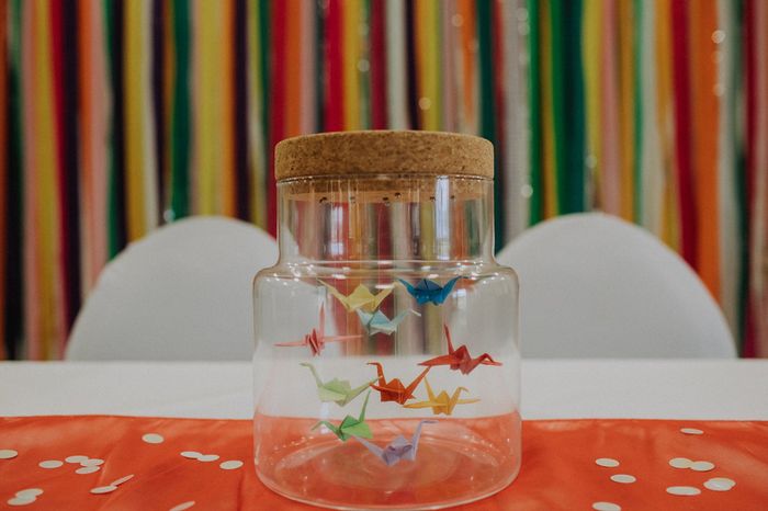 Alice + Ben: Una boda colorida en un mini golf de dinosaurios 8