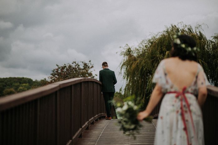 Alice + Ben: Una boda colorida en un mini golf de dinosaurios 9