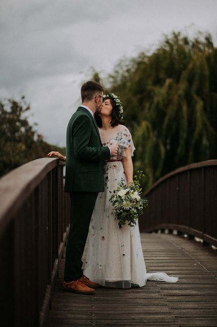 Alice + Ben: Una boda colorida en un mini golf de dinosaurios 10