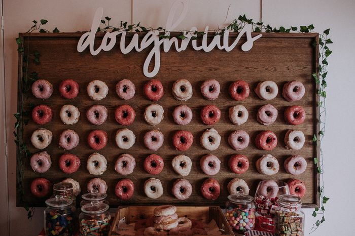 Alice + Ben: Una boda colorida en un mini golf de dinosaurios 11