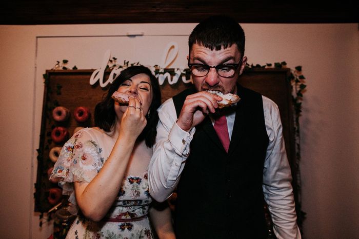 Alice + Ben: Una boda colorida en un mini golf de dinosaurios 13