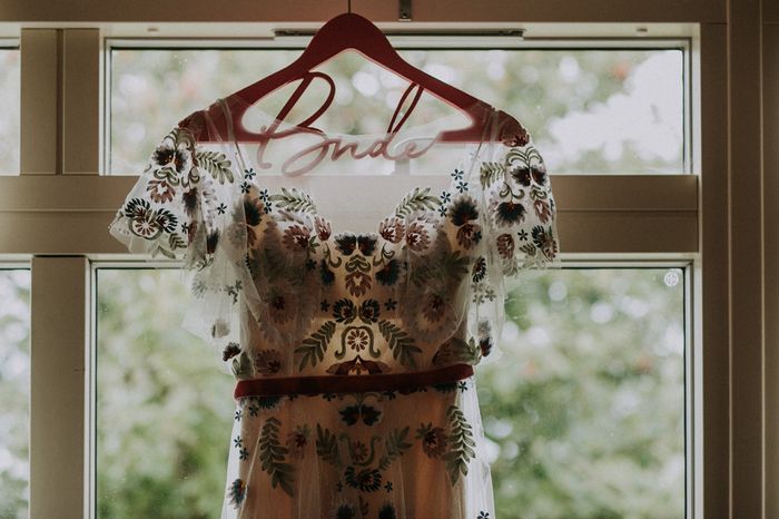 Alice + Ben: Una boda colorida en un mini golf de dinosaurios 16