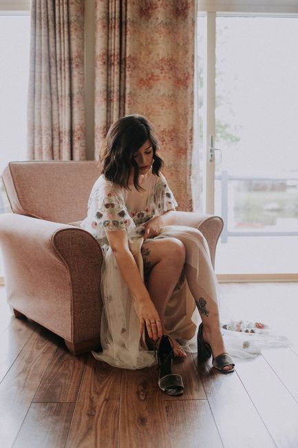 Alice + Ben: Una boda colorida en un mini golf de dinosaurios 18