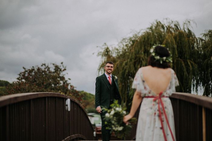 Alice + Ben: Una boda colorida en un mini golf de dinosaurios 21