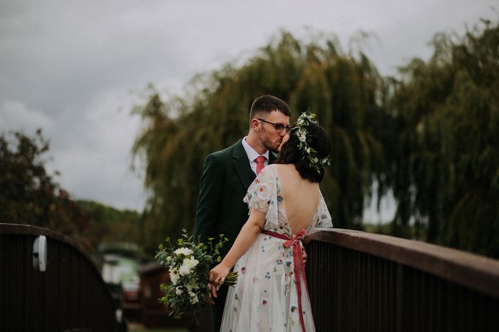 Alice + Ben: Una boda colorida en un mini golf de dinosaurios 22