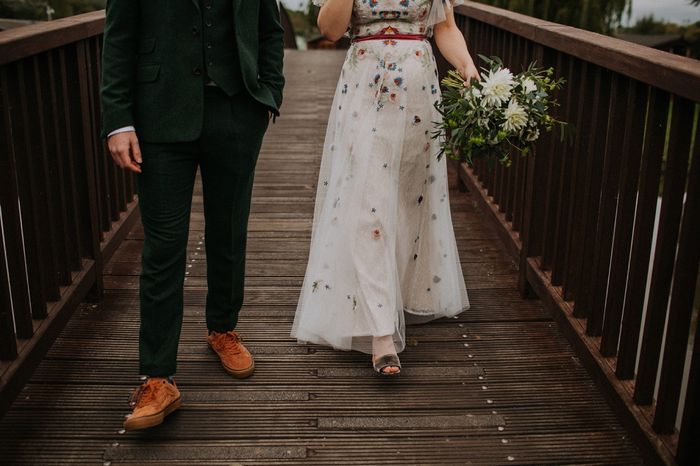 Alice + Ben: Una boda colorida en un mini golf de dinosaurios 25