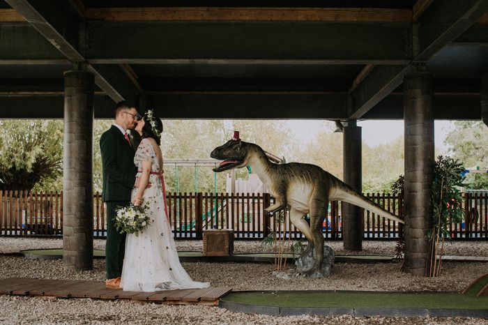 Alice + Ben: Una boda colorida en un mini golf de dinosaurios 29