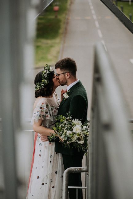 Alice + Ben: Una boda colorida en un mini golf de dinosaurios 32