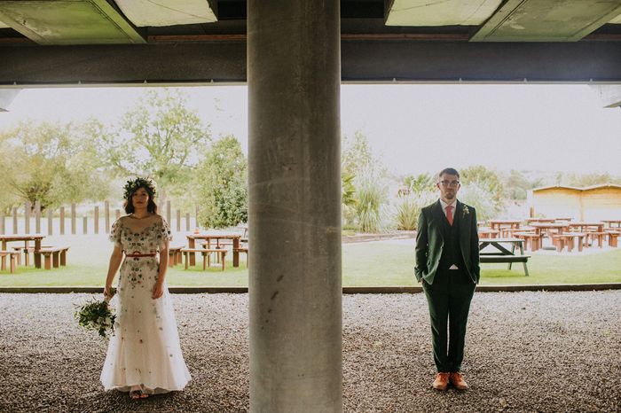 Alice + Ben: Una boda colorida en un mini golf de dinosaurios 33