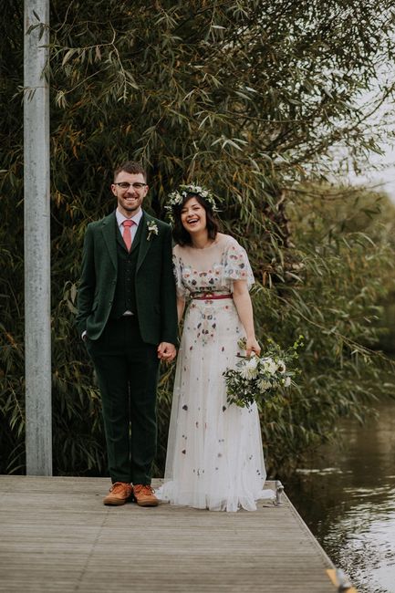 Alice + Ben: Una boda colorida en un mini golf de dinosaurios 35