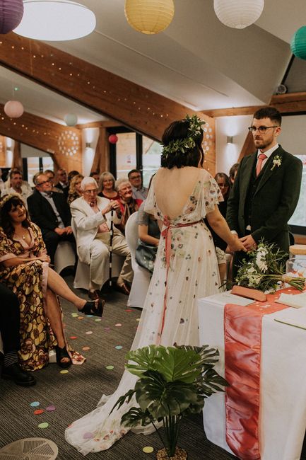 Alice + Ben: Una boda colorida en un mini golf de dinosaurios 43