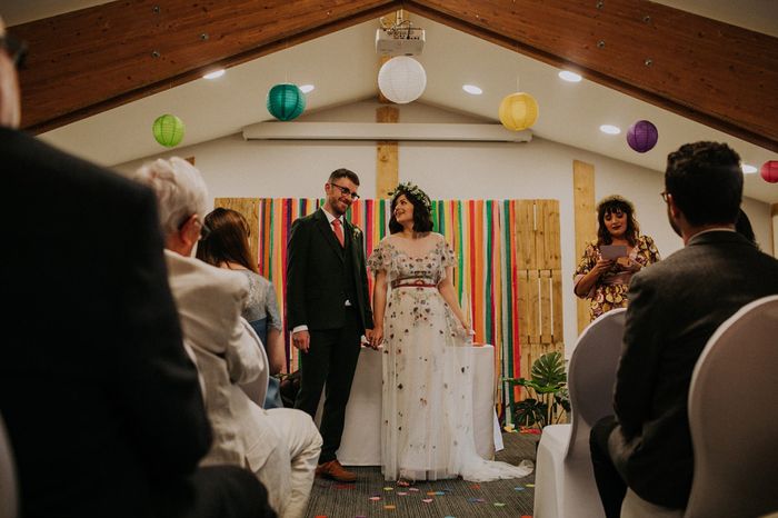 Alice + Ben: Una boda colorida en un mini golf de dinosaurios 44