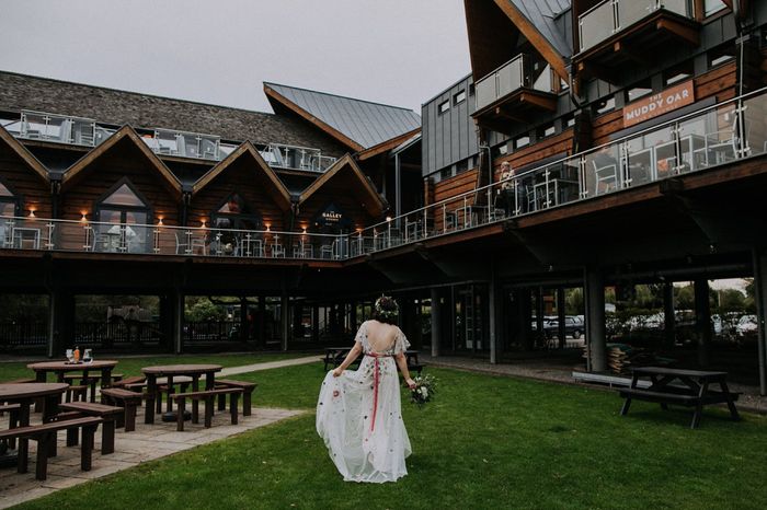 Alice + Ben: Una boda colorida en un mini golf de dinosaurios 47