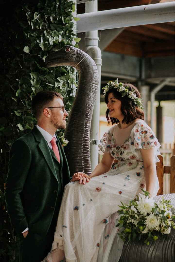 Alice + Ben: Una boda colorida en un mini golf de dinosaurios - 1