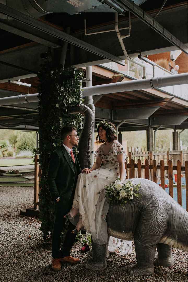 Alice + Ben: Una boda colorida en un mini golf de dinosaurios - 28