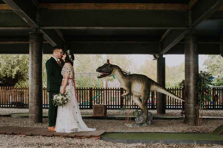 Alice + Ben: Una boda colorida en un mini golf de dinosaurios - 29