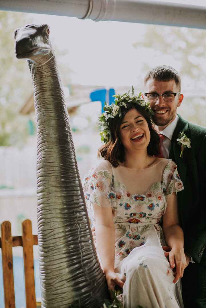 Alice + Ben: Una boda colorida en un mini golf de dinosaurios - 30