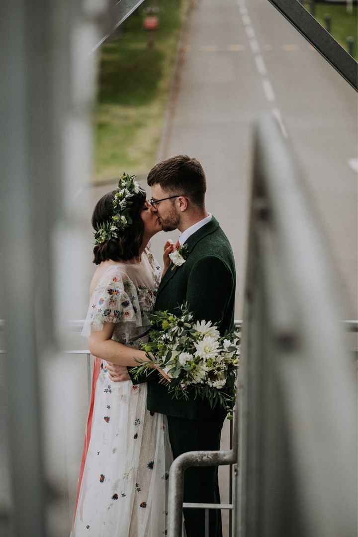 Alice + Ben: Una boda colorida en un mini golf de dinosaurios - 32