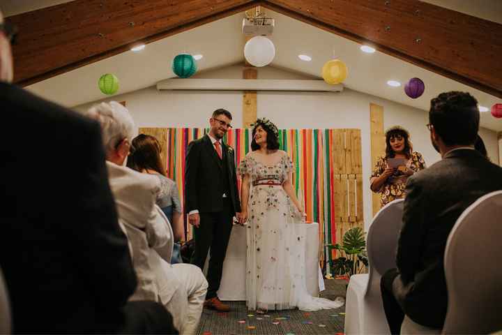 Alice + Ben: Una boda colorida en un mini golf de dinosaurios - 44