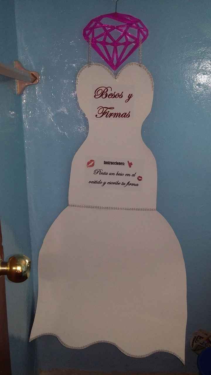 Vestido de besos y firmas