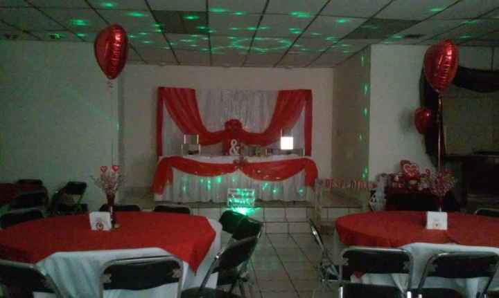 de frente a la mesa de honor