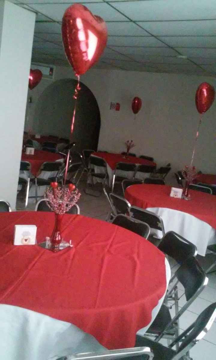 centros de mesa, ya con el globo que les habia prometido