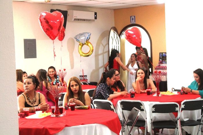 recibiendo a las invitadas