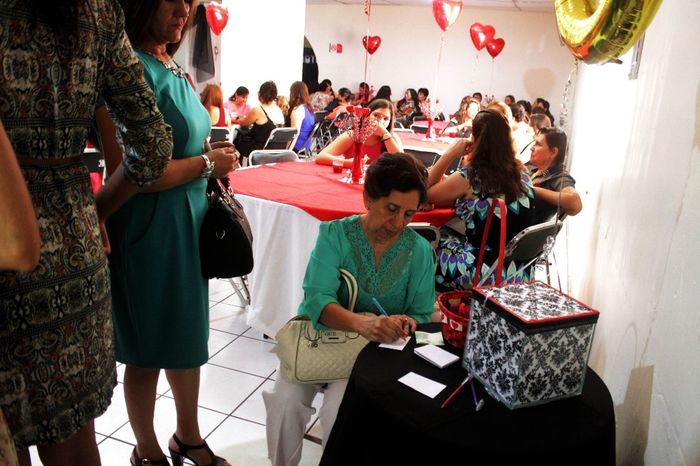 Invitadas colocando el sobrecito de dinero