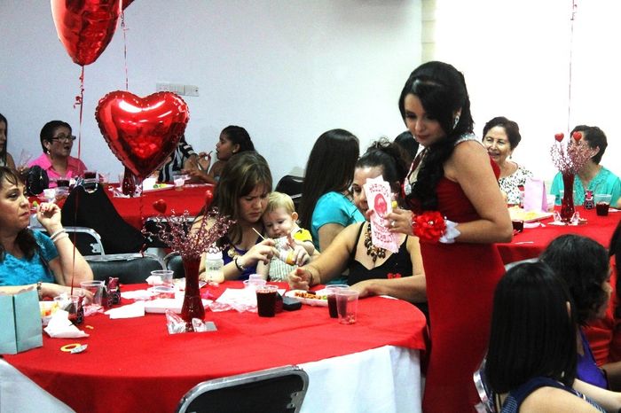 repartiendo las carta de la loteria