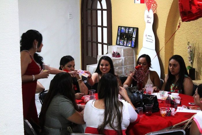 todas querian participar en la loteria