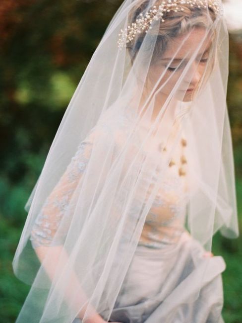 Tocado brillante y ¿velo español? 9