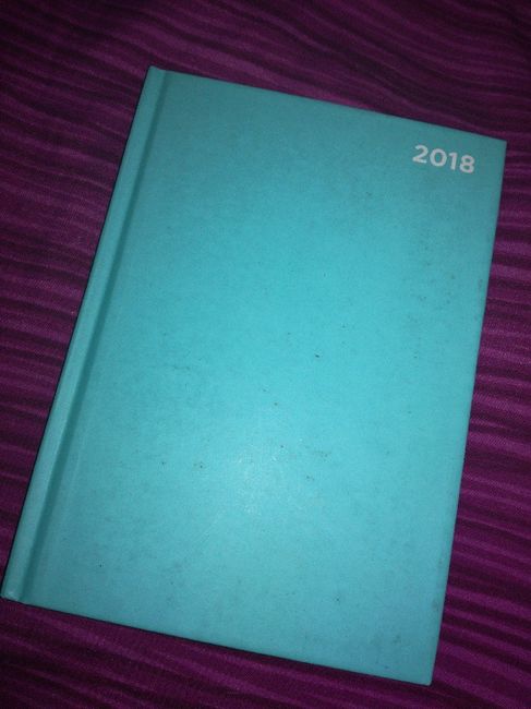 Un libro con fotos y pensamientos de toda la experiencia de prepara la boda - 1