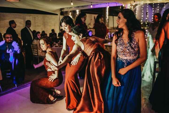 C) Damas de novia de fuego