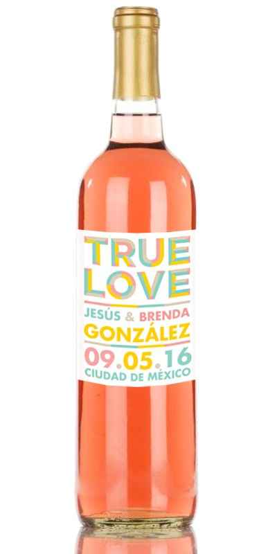 a) Una botella de vino personalizada