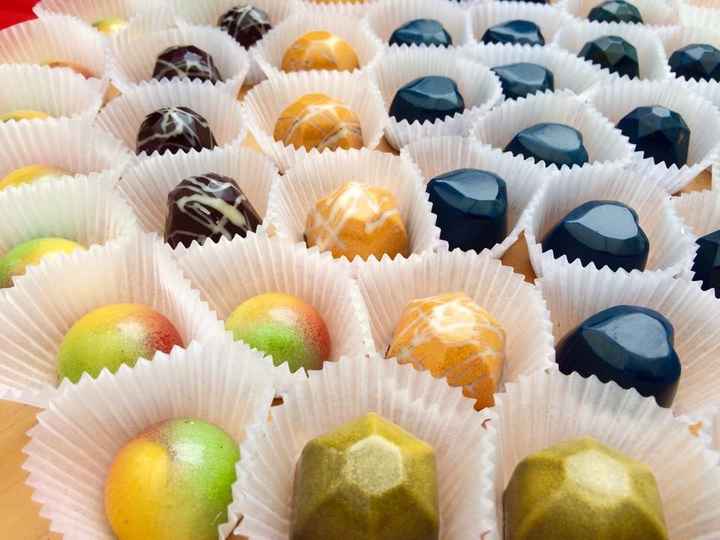 b) Unos chocolates artísticos