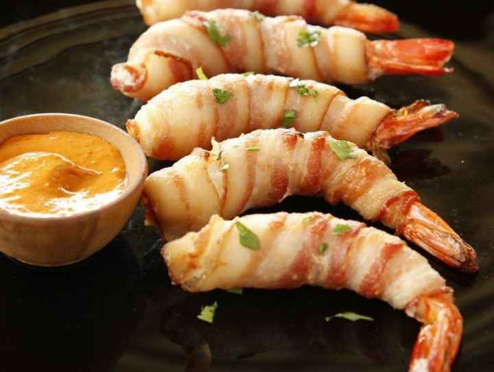 a) Camarones envueltos en tocino