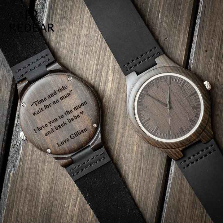 3) Un reloj minimalista con un mensaje especial