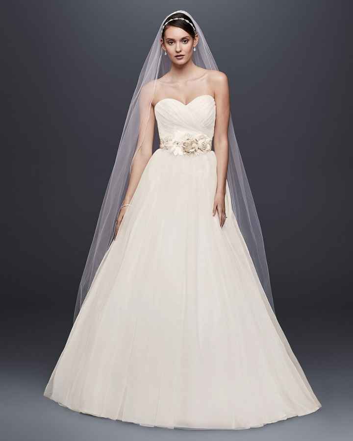A) Un vestido clásico corte princesa